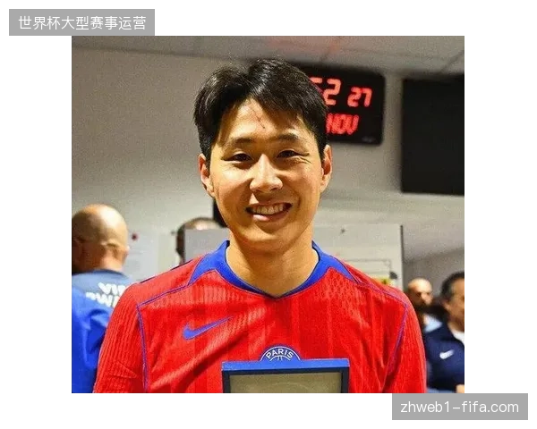 李刚仁的传球是韩国队进攻的生命线，他需要在对手的严密布防下找到出球空间